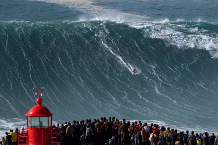 Ondas gigantes de Nazaré em Portugal