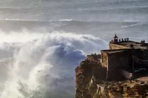 Nazaré em Portugal a cidade das ondas gigantes